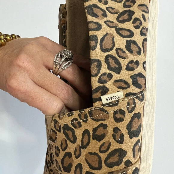 TOMS leopard print slip on flats - Picture 4 of 8